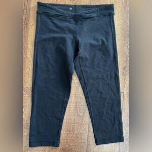 Lululemon cropped leggibgs women Sz 8 black